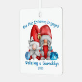 Gnomes First Christmas Verlobt Ornament Aus Metall (Vorderseite links)