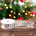 Gnomes Merry Christmas Satinband<br><div class="desc">Feierliche Weihnachtsgeschenke mit fünf niedlichen skandinavischen Gnomen mit einem saisonalen Rot- und Grünhut umgeben von Rot-,  Grün- und Goldschneeflocken und "Frohe Weihnachten" in lustiger roter Typografie.</div>