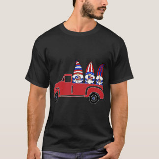 Gnomes Riding Red Truck Amerikanisches Fahnenpatri T-Shirt