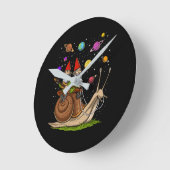 Gnomes Riding Snail Runde Wanduhr (Winkel)