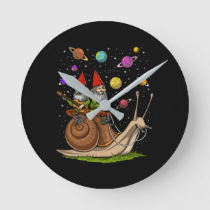Gnomes Riding Snail Runde Wanduhr