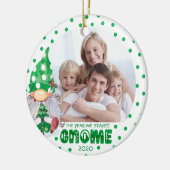 Gnomes THE YEAR BLEIBE ZUHAUSE Foto Green Dot Keramik Ornament (Links)