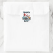 Gnomey homey gnome auf Zuhause Quadratischer Aufkleber (Tasche)