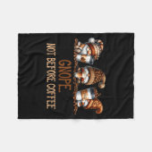 Gnope Not Before Coffee Three Gnomes Graphic Cafei Fleecedecke (Vorderseite (Horizontal))