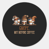 Gnope Not Before Coffee Three Gnomes Graphic Cafei Runder Aufkleber (Vorderseite)