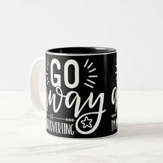 Go Away, I’m Introverting Zweifarbige Tasse (Vorderseite Links)