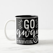 Go Away, I’m Introverting Zweifarbige Tasse (Links)