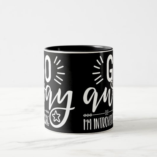 Go Away, I’m Introverting Zweifarbige Tasse (Mittel)