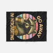 Go Away I'm Introverting Funny Raccoon Sarcastic Fleecedecke (Vorderseite (Horizontal))