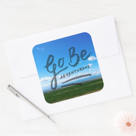 Go Be Adventurous Quadratischer Aufkleber (Umschlag)