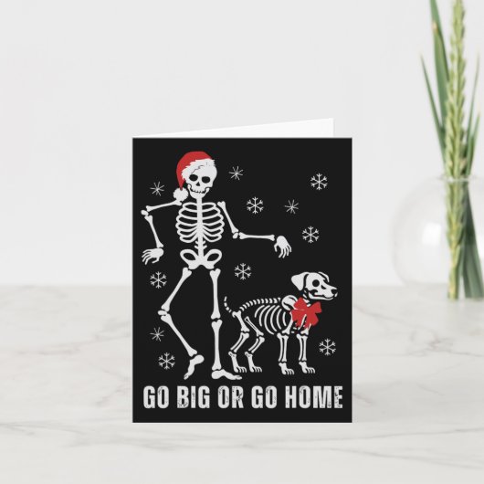 Go Big or Go Zuhause Funny Skeleton und Hund Weihn Karte (Vorderseite)