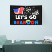 GO BRANDON lasse mit Trump Hair Banner (Messeveranstaltung)