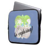 "Go Exploring" Topografische Karte Laptopschutzhülle (Vorderseite Links)