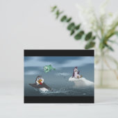"Go Fish" Pinguin mit/Hintergrund Postkarte (Stehend Vorderseite)