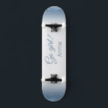 Go Girl! Skateboard im Glitzer-Stil<br><div class="desc">Geh Mädchen! Skateboard im Stil eines blauen Glitzer. Machen Sie dieses Skateboard zu Ihrem eigenen, indem Sie Ihren Text hinzufügen. Um auf erweiterte Bearbeitungstools zuzugreifen, gehen Sie bitte zu "Personalisieren Sie diese Vorlage" und klicken Sie auf "Details", scrollen Sie nach unten und drücken Sie den Link "Klicken Sie auf, um...</div>