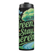 Go Green Bleibe Serene T-Shirt Thermosbecher (Vorderseite)