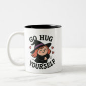 Go Hug Yourself Witch – Cute Self-Love Halloween Zweifarbige Tasse (Links)