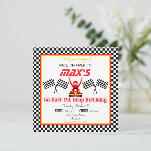 Go Kart Racings in Rot, Schwarz und Gelb mit Fahne Einladung (Stehend Vorderseite)