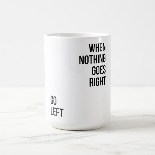 Go links schwarze Typografie Kaffeetasse (Mittel)