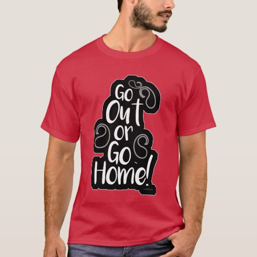 Go Out or Zuhause Funny Adventure Slogan T-Shirt (Vorderseite)