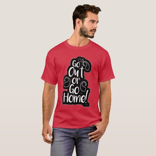 Go Out or Zuhause Funny Adventure Slogan T-Shirt (Vorne ganz)