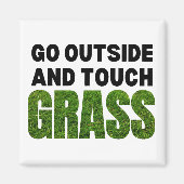 GO OUTSIDE TOUCH GRASS Funny Spaß Magnet (Vorne)