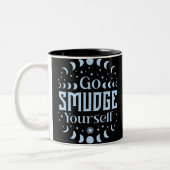 Go Smudge Sie selbst Moon Phases Fun Halloween Zweifarbige Tasse (Links)