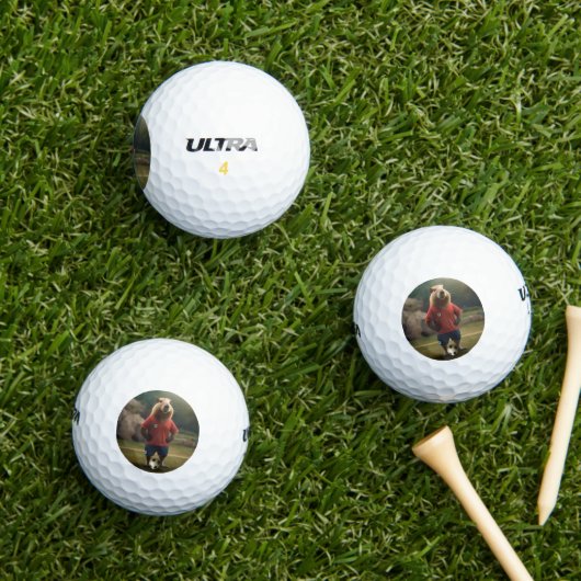 "Goal-Scoring Capybara: Der ultimative Fußballstar Golfball (Insitu Gras)
