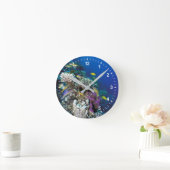 Goatfish Swarm Around Small Coral Runde Wanduhr (Zuhause)