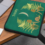 Goblincore Schnecke und Pilze Personalisiert Laptopschutzhülle<br><div class="desc">Meine Illustrationen zeigen eine natürliche Welt mit dunklen Untertönen. Ein Halbmond hängt am Himmel über einer Szene aus grünen Farnen, gelben Motten, braunen Pilzen und einer grünen und braunen Schnecke, die das ganze Set vor einem aquamarinen, bemalten Hintergrund bildet. Dieser Laptop-Ärmel ist bereit, mit einem Namen oder einem anderen Text...</div>