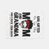 God Gifted Me Two Titles Mom And Grandma And I Roc Fleecedecke (Vorderseite (Horizontal))