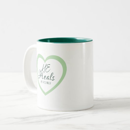 God Heals the Brokenhearted Soft Green Encouraging Zweifarbige Tasse (Vorderseite Links)