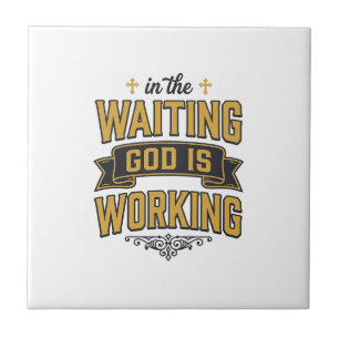 God wirkt Vintage-Faith-Typografie-Shirt_1 Fliese