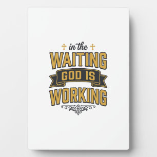 God wirkt Vintage-Glaubens-Typografie-Shirt_1 Fotoplatte