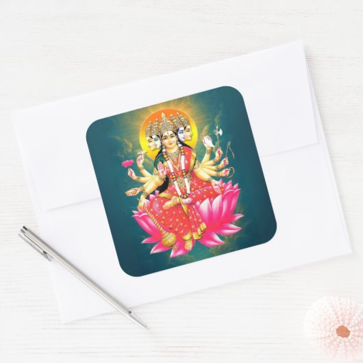 Goddess Gayatri Devi über Lotus Hindu Deity Quadratischer Aufkleber (Umschlag)