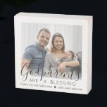 Godelterns Vielen Dank Godchild Baptisse Foto Squa Holzkisten Schild<br><div class="desc">Eine nachdenkliche Möglichkeit, den Pateneltern Ihres Babys zu danken, ist ihnen ein stilvolles Foto von ihrem Patenkind zu schenken, das sie als Sake gerettet haben. Alle Bilder und Formulierungen sind einfach zu personalisieren, einschließlich Zitat, in dem es steht: "Die Eltern sind ein Segen, danke, dass du meins bist." (IMAGE PLACEMENT...</div>