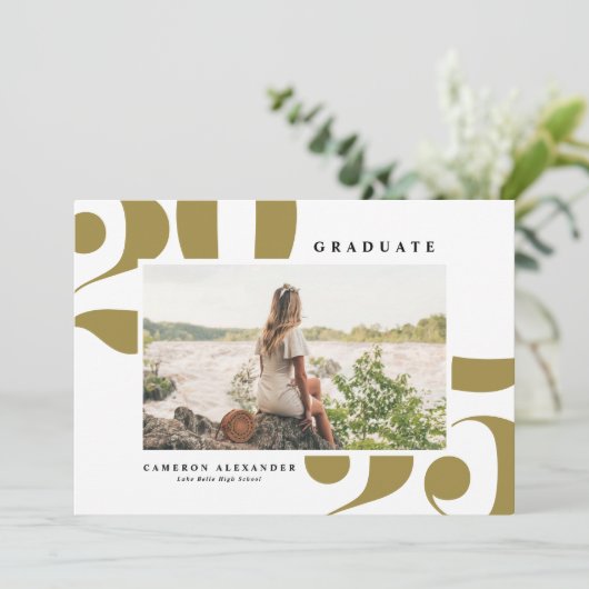 Gold 2025 Fett Typografie Foto Abschluss Ankündigung (Stehend Vorderseite)