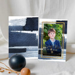 Gold Abstrakt Blue Foto Bar Mitzvah Save the Date Einladung<br><div class="desc">Entdecken Sie die exquisite Fusion abstrakten Designs und kultureller Bedeutung in diesem Abstrakten Blue Gilded Foto Bar Mitzvah Foil Save the Date. Mit einem faszinierenden, künstlerischen Design, das von der Schönheit des jüdischen Erbes inspiriert wird, wird diese Ankündigung die Bühne für ein unvergessliches Fest, das das Beste des Alten mit...</div>