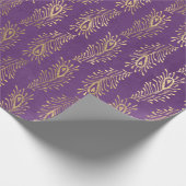 Gold Abstrakte Pfauenfedern auf Lila Geschenkpapier (Ecke)