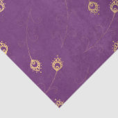 Gold Abstraktes Auge der Pfauenfedern auf Lila Seidenpapier (Detail)