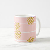 Gold Ananas, gestreift Sommer Hintergrund. Kaffeetasse (VorderseiteRechts)