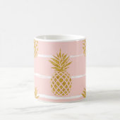 Gold Ananas, gestreift Sommer Hintergrund. Kaffeetasse (Mittel)