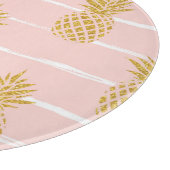 Gold Ananas, gestreift Sommer Hintergrund. Schneidebrett (Ecke)