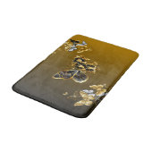 Gold and Black Butterfly Floral Art Badematte (Schrägansicht)