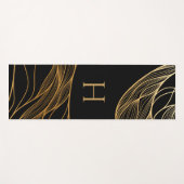 Gold and Black Modern Pattern Monogram Yogamatte (Vorderseite (Horizontal))