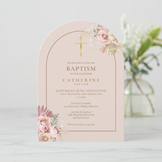 Gold Arch Pampas Grass Floral Girl Taufe Einladung (Stehend Vorderseite)