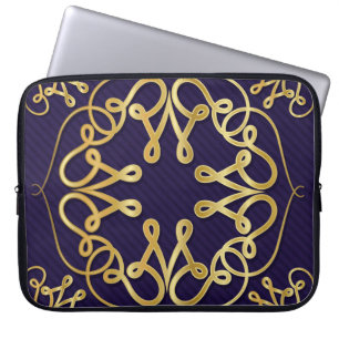 Gold Art Deco Rahmen mit Ornament auf blauem Hinte Laptopschutzhülle