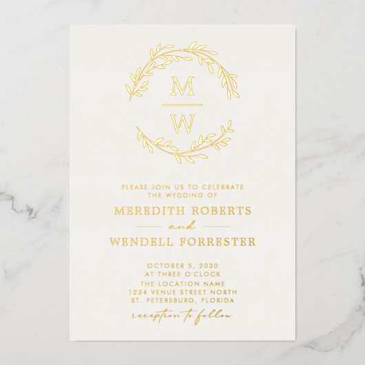 Gold auf Cream Monogram Wreath Wedding Folieneinladung (Vorderseite)