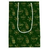 Gold auf grünen Weihnachtssymbolen - nahtloses Mus Mittlere Geschenktüte (Rückseite)