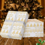 Gold auf Weiß frohe glückliche Chrismukkah Holiday Geschenkpapier<br><div class="desc">Fügen Sie Ihren Namen zu diesem lustigen Merry Happy Chrismukkah Urlaub Packpapier in einem festlichen Gold-und weißen Muster von Menorahs und Weihnachtsbäumen. Einfach und klassisch, ist diese Geschenkpackung perfekt für Mischfamilien, die sowohl Hanukkah als auch Weihnachten feiern. Dieses personalisierte Verpackungspapier mit eleganten minimalistischen Kunstwerken von vergoldeten Menorahs und Weihnachtsbäumen mit...</div>